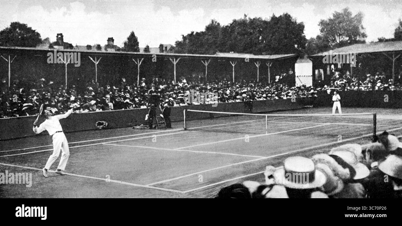 Finale dei singoli All-Comers: A. W. Gore contro A. H. Gobert. A. W. Gore 1901 - Arthur William Charles Wentworth Gore (Lyndhurst, 2 gennaio 1868 – Kensington, 1 dicembre 1928) è stato un tennista britannico. È conosciuto soprattutto per le sue due medaglie d'oro alle Olimpiadi di Londra del 1908 vincendo il singolare maschile al coperto e il doppio maschile al coperto. È stato inserito nella International Tennis Hall of Fame nel 2006. André Henri Gobert (Parigi, 14 settembre 1890 – Parigi, 6 dicembre 1951) è stato un tennista francese. E' meglio ricordarlo Foto Stock