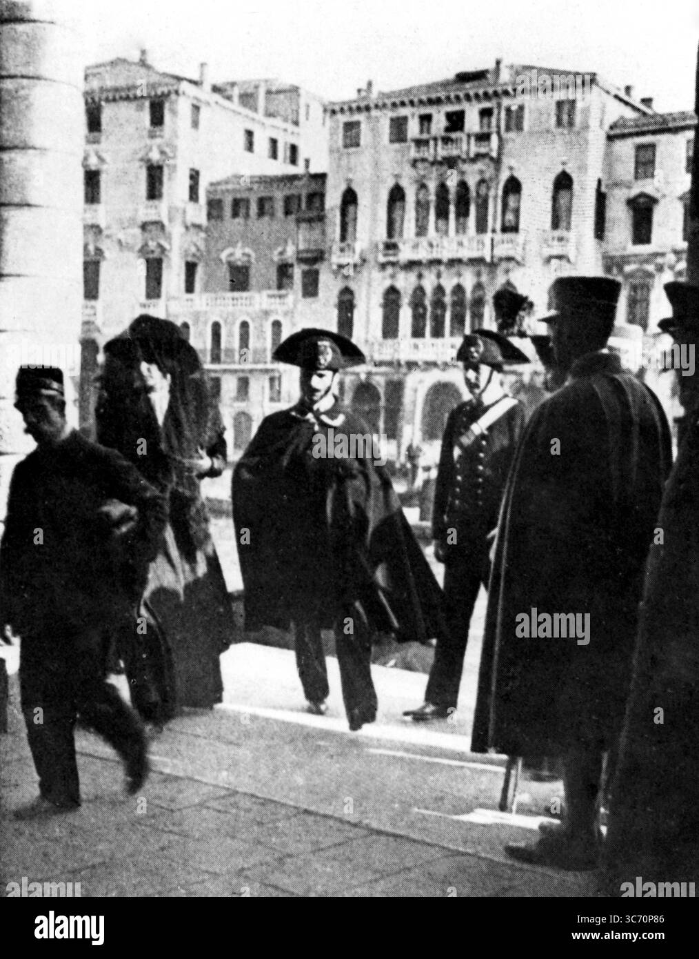 Marie Tarnowska in arresto. Marie Nicolaiewna Tarnowska è entrata in primo piano nel mondo anglofono quando è stata processata a Venezia per l'omicidio del suo fidanzato nel 1910. Foto Stock