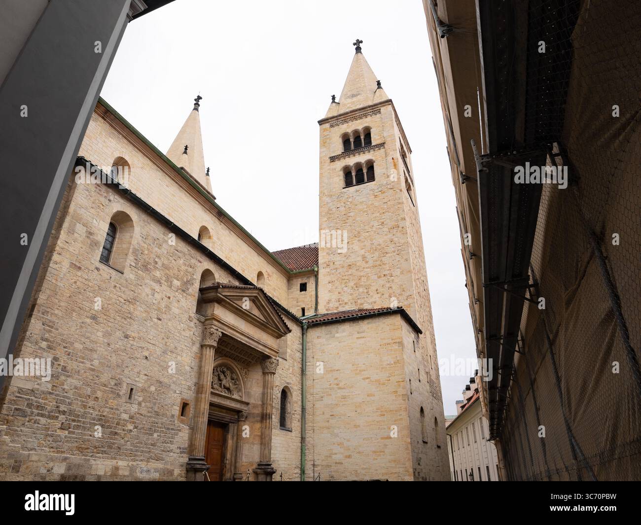 La basilica di San Giorgio (Bazilika svatého Jiří) torri dell'edificio di Praga. L'antica chiesa è costruita in stile romanico con pietre luminose. Foto Stock