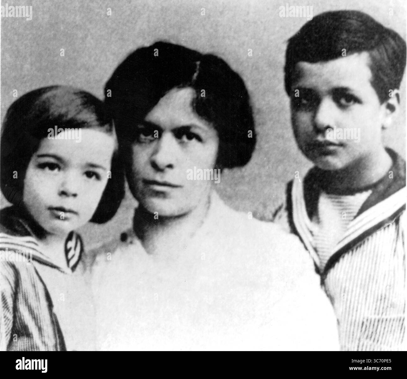 Mileva Einstein con entrambi i suoi figli Hans Albert ed Eduard. Mileva si separò da Albert Einstein nell'estate del 1914 Einstein, Albert Swiss-US (nato in Germania) fisico; si trasferì in Svizzera, diventando cittadino svizzero 1900; esaminatore presso l'Ufficio brevetti svizzero a Berna 1900-1907; scoprì la relatività speciale 1905; scoprì l'equivalenza massa-energia 1905; spiegò correttamente l'effetto fotoelettrico in termini di quantizzazione della luce 1905; spiegò correttamente la causa fisica del moto browniano 1905; enunciato il principio dei quadri di riferimento equivalenti 1907; formulò correttamente le equazioni di Maxwell Foto Stock