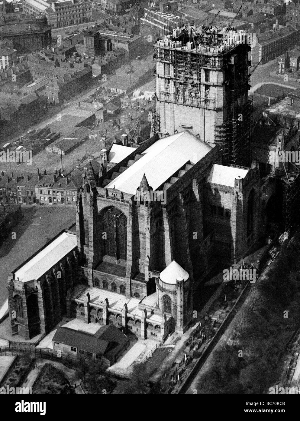 Una veduta aerea della Cattedrale di Liverpool che, una volta completata, sarà l'edificio ecclesiastico più alto del paese. Iniziato nel 1904 su progetto di Sir Gilbert Scott, fu consacrato nel 1924 e si prevede che sarà completato in circa 20 anni. Sarà lungo 611 piedi e costerà oltre 2 milioni di sterline. 29 marzo 1938 Foto Stock