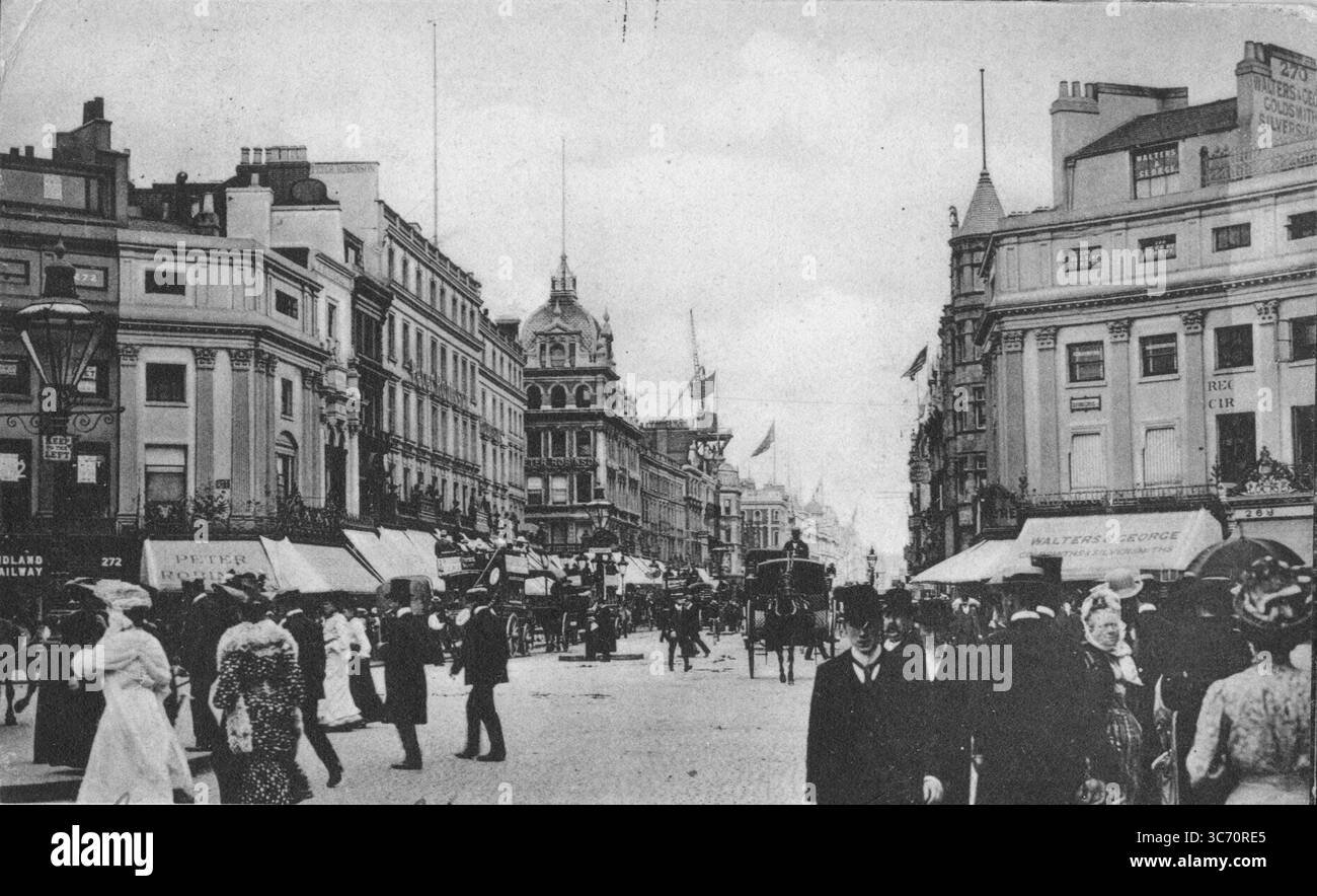 La movimentata scena di strada a Oxford Circus , Londra , Inghilterra .10 giugno 1905 Foto Stock