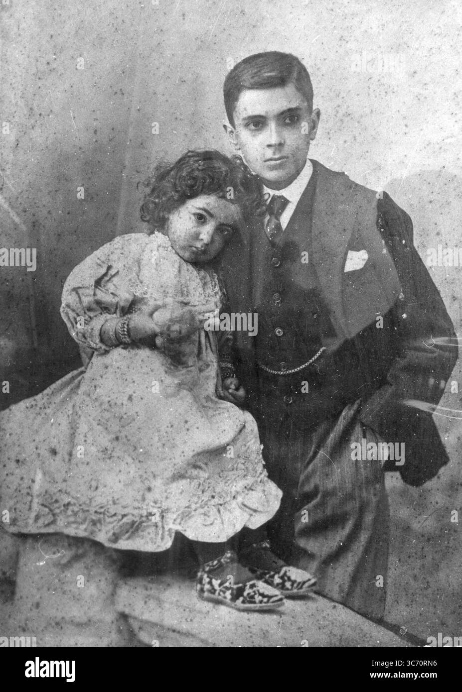 Pandit Jawaharlal Nehru e sua sorella, Vijayalakshmi. Nehru divenne il primo primo ministro dell'India e sua sorella divenne presidente dell'Assemblea generale delle Nazioni Unite. Nella foto quando aveva 11 anni e lei ne aveva 3-1903 Foto Stock