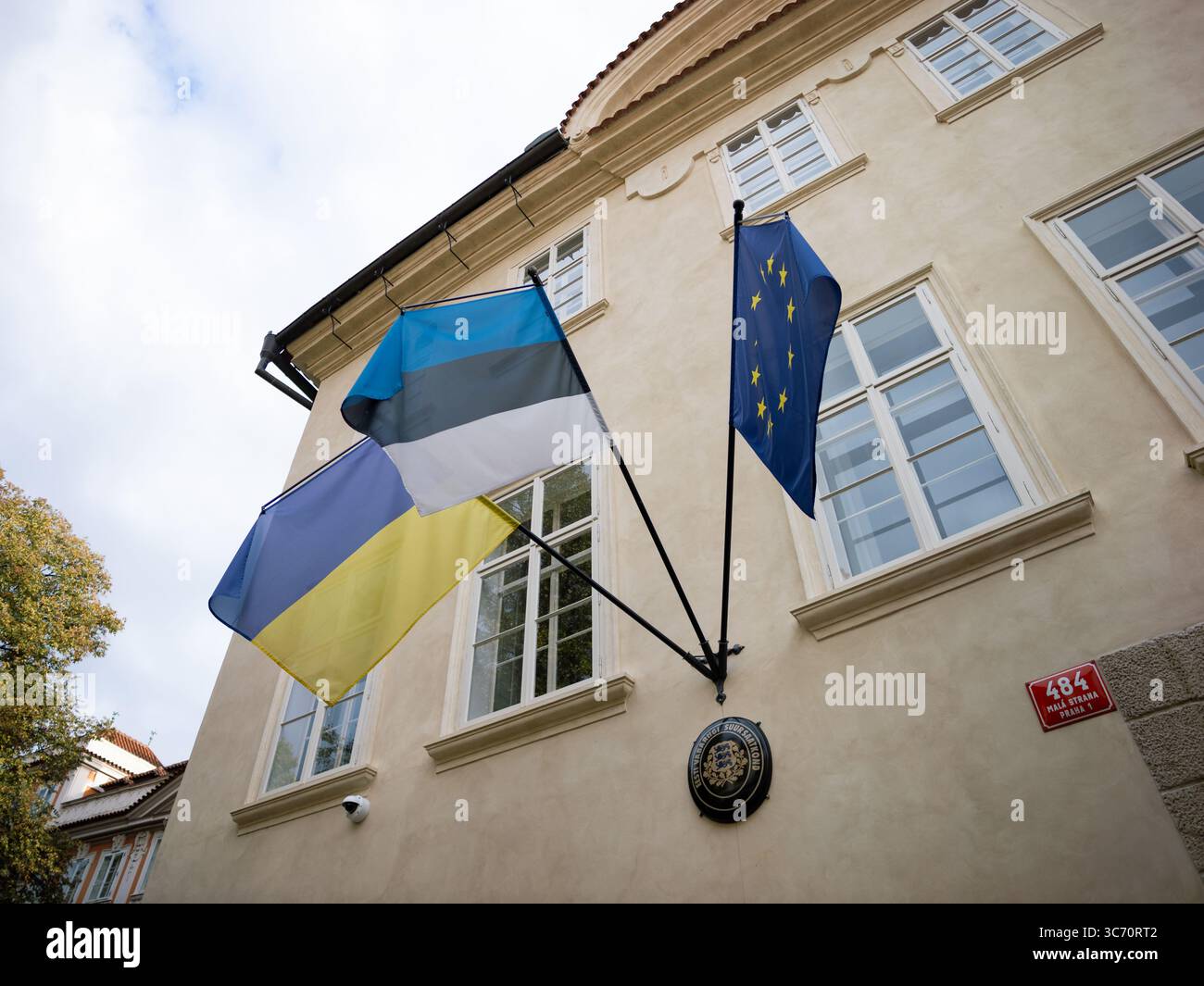 Ambasciata estone a Praga con bandiere all'esterno dell'edificio. Bandiere ucraine, estoni e dell'Unione europea sulla facciata. Diplomazia in Europa Foto Stock