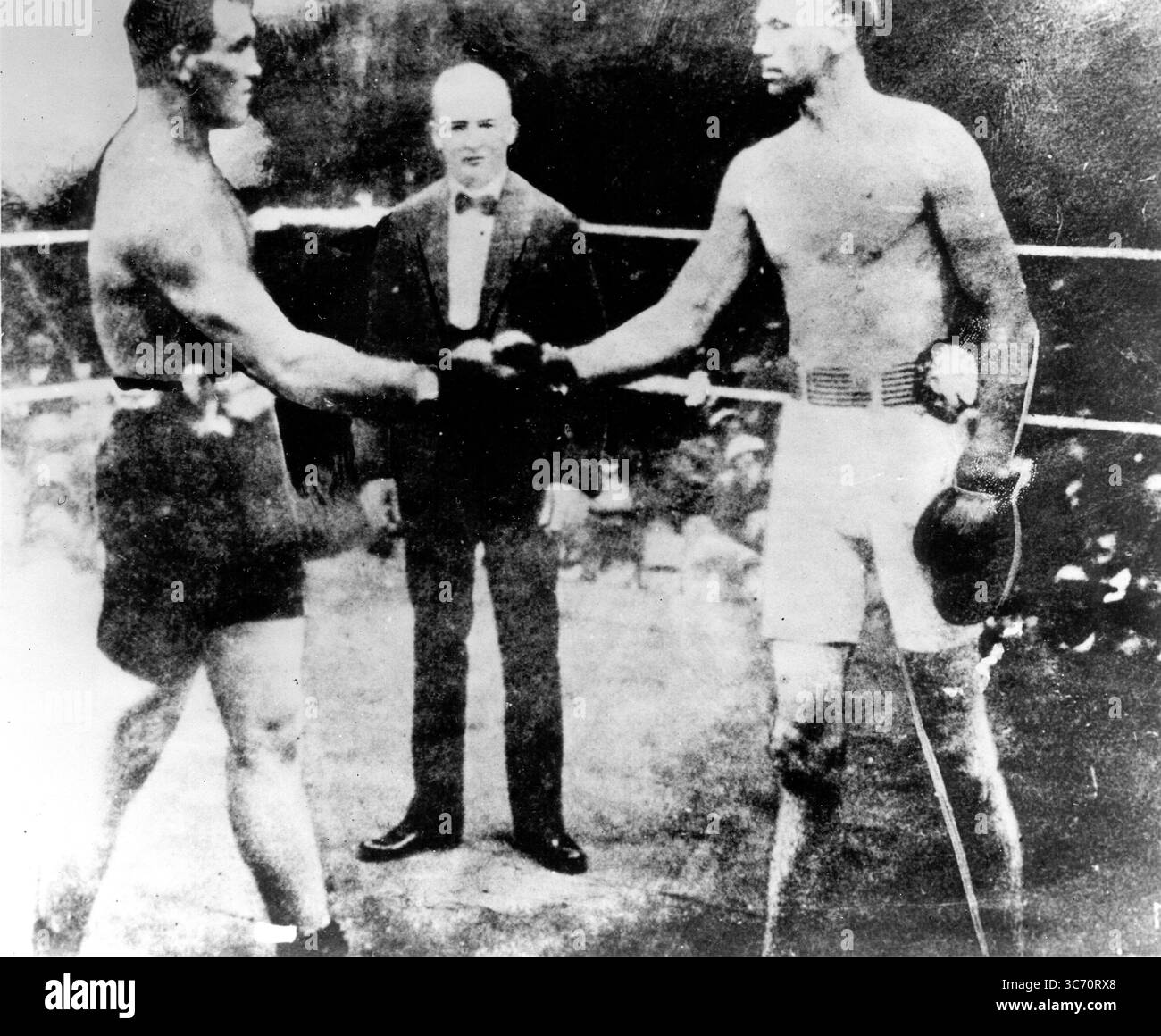 San Francisco - Stati Uniti - Jim Jeffries ha eliminato Bob "Ruby Red" Fitzsimmons in 8 round. Qui stringono la mano prima della battaglia. 25 luglio 1902 Foto Stock