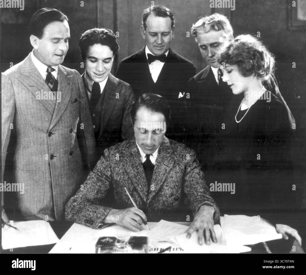 Charlie Chaplin e altri (Mary Pickford a destra) firmarono per formare United Artists 17 aprile 1919 United Artists, formata nel 1919 dalle icone dell'industria cinematografica Mary Pickford, Douglas Fairbanks, Sr., Charlie Chaplin e il regista D.W. Griffith come una società indipendente per produrre e distribuire i loro film; United Artists utilizzò una proprietà di 18 acri di proprietà di proprietà di Pickford e Fairbanks, conosciuta come Pickford-Fairbanks Studio, e successivamente chiamato United Artists Studio negli anni '1920 Foto Stock