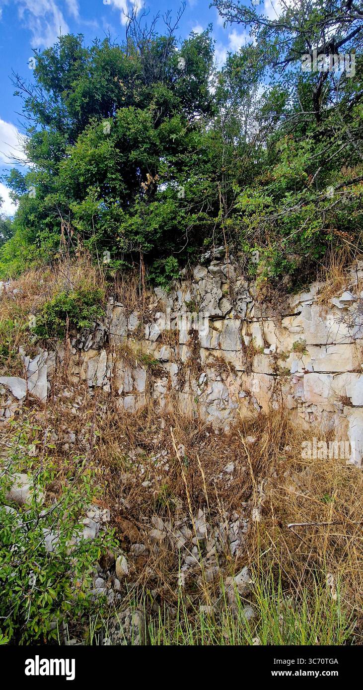 Forno di calce abbandonato in un villaggio di montagna ricostruito, Beaudinard, Alpes de Haute-Provence, Francia Foto Stock
