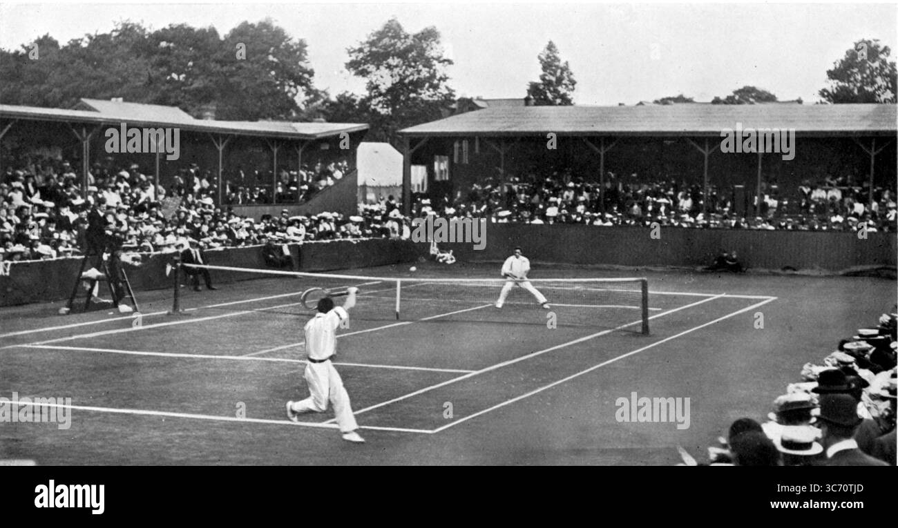 Finale dei singoli All-Comers 1907 : A. W. Gore v. N. E. Brookes. Arthur William Charles Wentworth Gore (Lyndhurst, 2 gennaio 1868 – Kensington, 1 dicembre 1928) è stato un tennista britannico. È conosciuto soprattutto per le sue due medaglie d'oro alle Olimpiadi di Londra del 1908 vincendo il singolare maschile al coperto e il doppio maschile al coperto. È stato inserito nella International Tennis Hall of Fame nel 2006. Norman E. Brookes 1905 - vincitore dei singoli All-Comers. Sir Norman Everard Brookes (nato il 14 novembre 1877 a Melbourne, Victoria - morto il 28 settembre 1968 Foto Stock