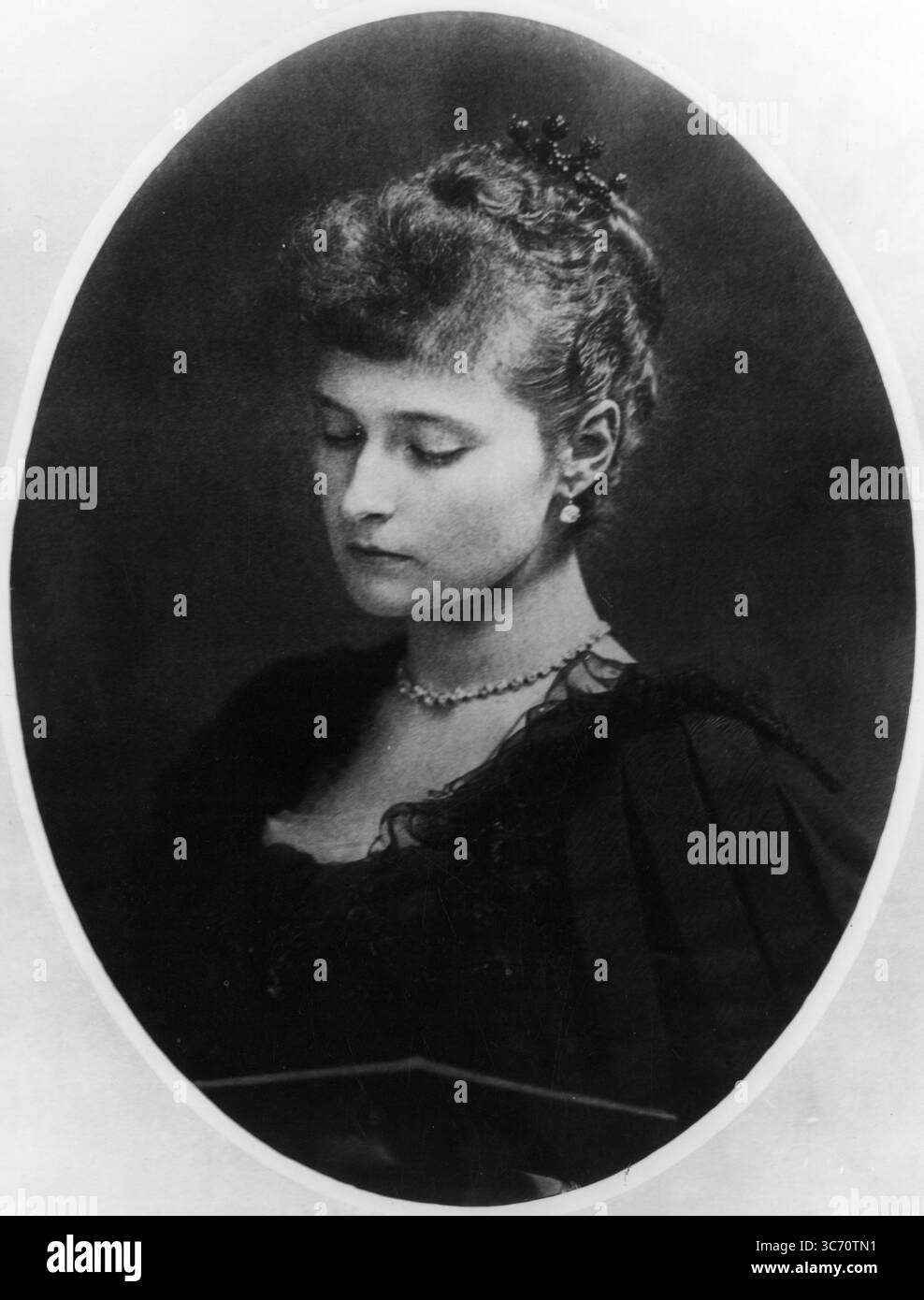 Alexandra Feodorovna : imperatrice consorte di Russia come moglie di Nicola II , l'ultimo imperatore dell'Impero russo , che diede alla luce un figlio il 12 agosto 1904 Foto Stock