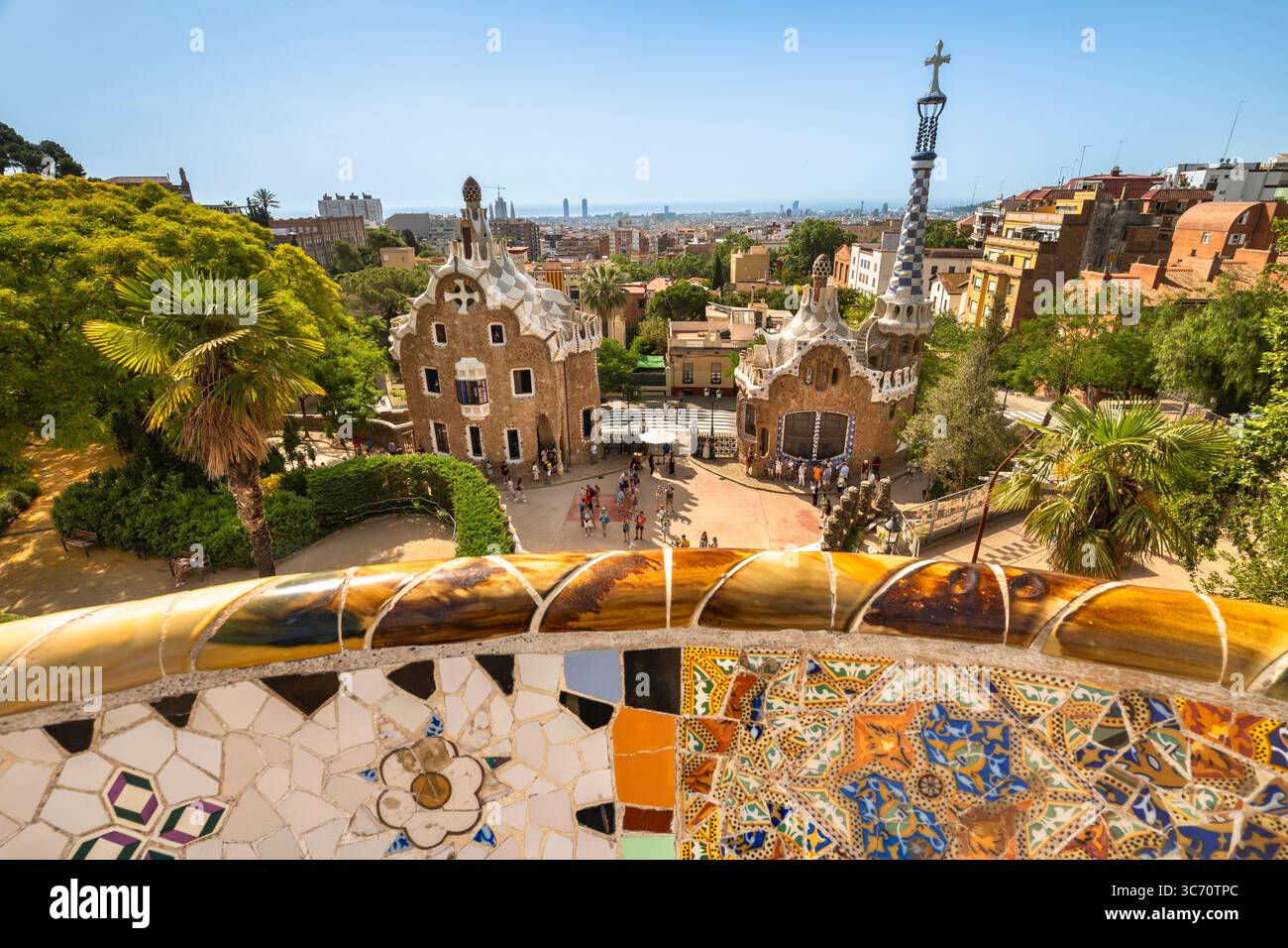 Vista dello skyline della città di Barcellona in Spagna dal Parco Güell di Antoni Gaudí Foto Stock