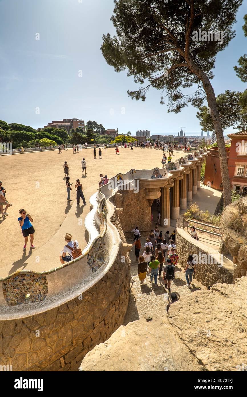I turisti affollano le sculture di Park Guell e il museo Barcellona Spagna Foto Stock