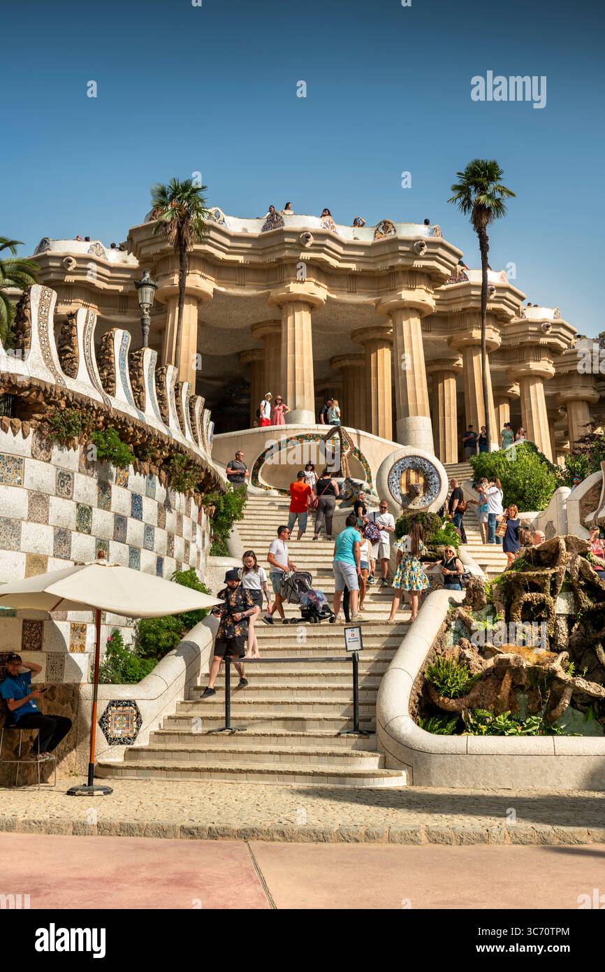 I turisti affollano le sculture di Park Guell e il museo Barcellona Spagna Foto Stock