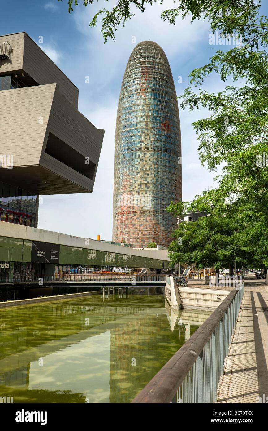 Passerella e laghetto presso il Museo del Design di Barcellona Torre Glòries Foto Stock