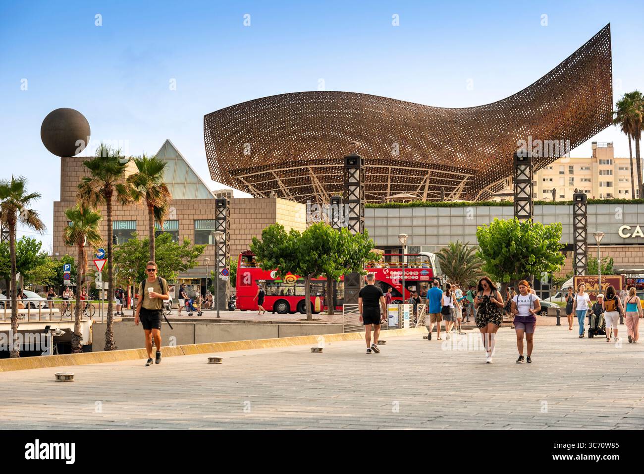 Barcellona Spagna folle camminano Barceloneta sulla spiaggia del Mar Baleario Foto Stock