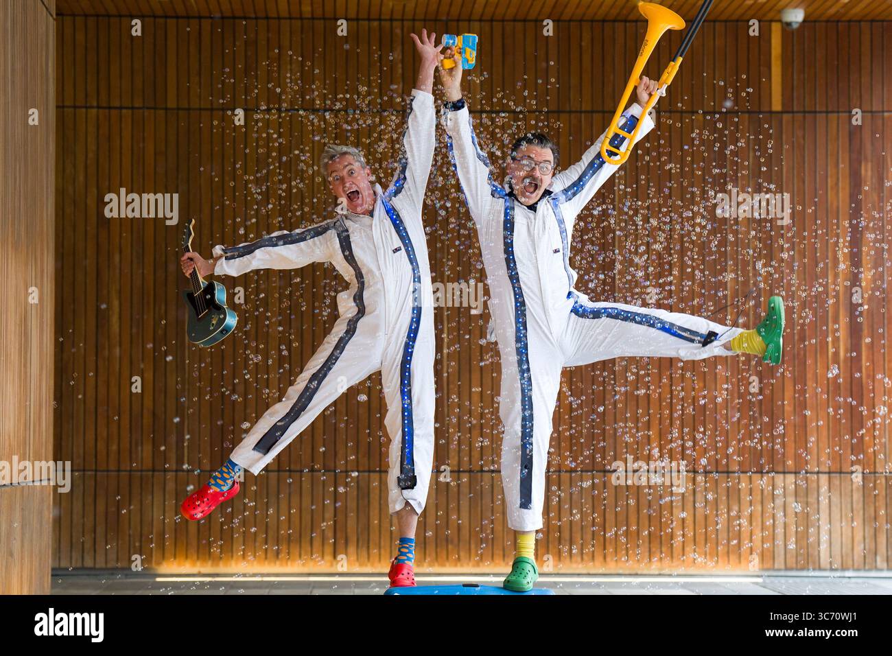 Il pluripremiato Edinburgh Fringe Show The Listies (Matt e Rich) si esibisce in parte del loro spettacolo che si terrà durante il Festival Fringe di quest'anno presso l'Assembly Studio. Il pazzo duo musicale australiano esegue un caotico mixtape di canzoni sciocche, sketch umoristici e spensierati e affari seriamente divertenti come parte del Fringe Festival di Edimburgo del 2025. Data foto: Venerdì 1 agosto 2025. Foto Stock