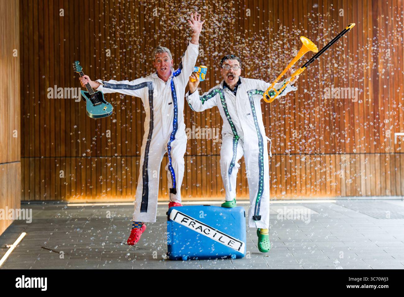 Il pluripremiato Edinburgh Fringe Show The Listies (Matt e Rich) si esibisce in parte del loro spettacolo che si terrà durante il Festival Fringe di quest'anno presso l'Assembly Studio. Il pazzo duo musicale australiano esegue un caotico mixtape di canzoni sciocche, sketch umoristici e spensierati e affari seriamente divertenti come parte del Fringe Festival di Edimburgo del 2025. Data foto: Venerdì 1 agosto 2025. Foto Stock