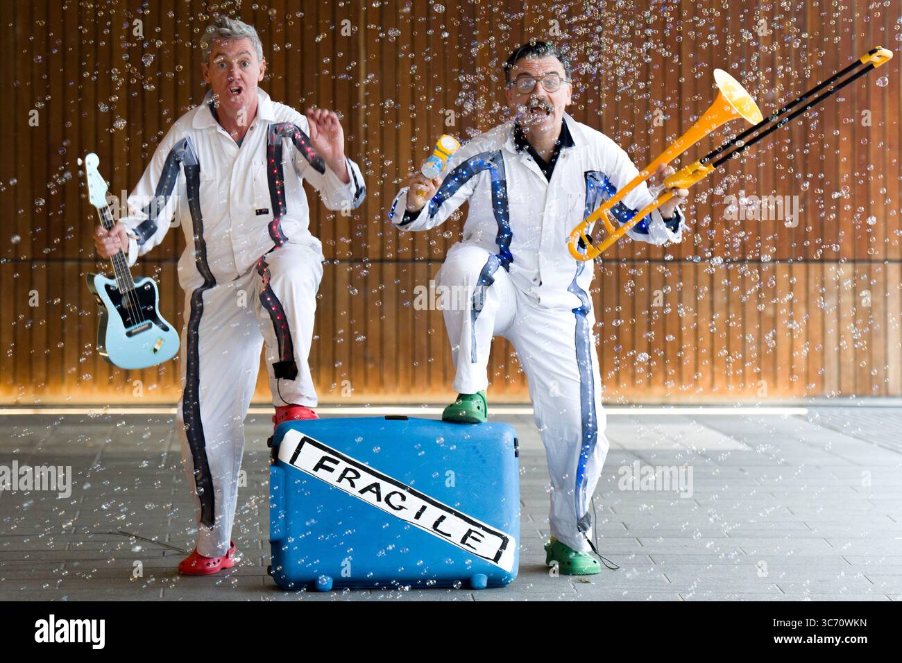 Il pluripremiato Edinburgh Fringe Show The Listies (Matt e Rich) si esibisce in parte del loro spettacolo che si terrà durante il Festival Fringe di quest'anno presso l'Assembly Studio. Il pazzo duo musicale australiano esegue un caotico mixtape di canzoni sciocche, sketch umoristici e spensierati e affari seriamente divertenti come parte del Fringe Festival di Edimburgo del 2025. Data foto: Venerdì 1 agosto 2025. Foto Stock