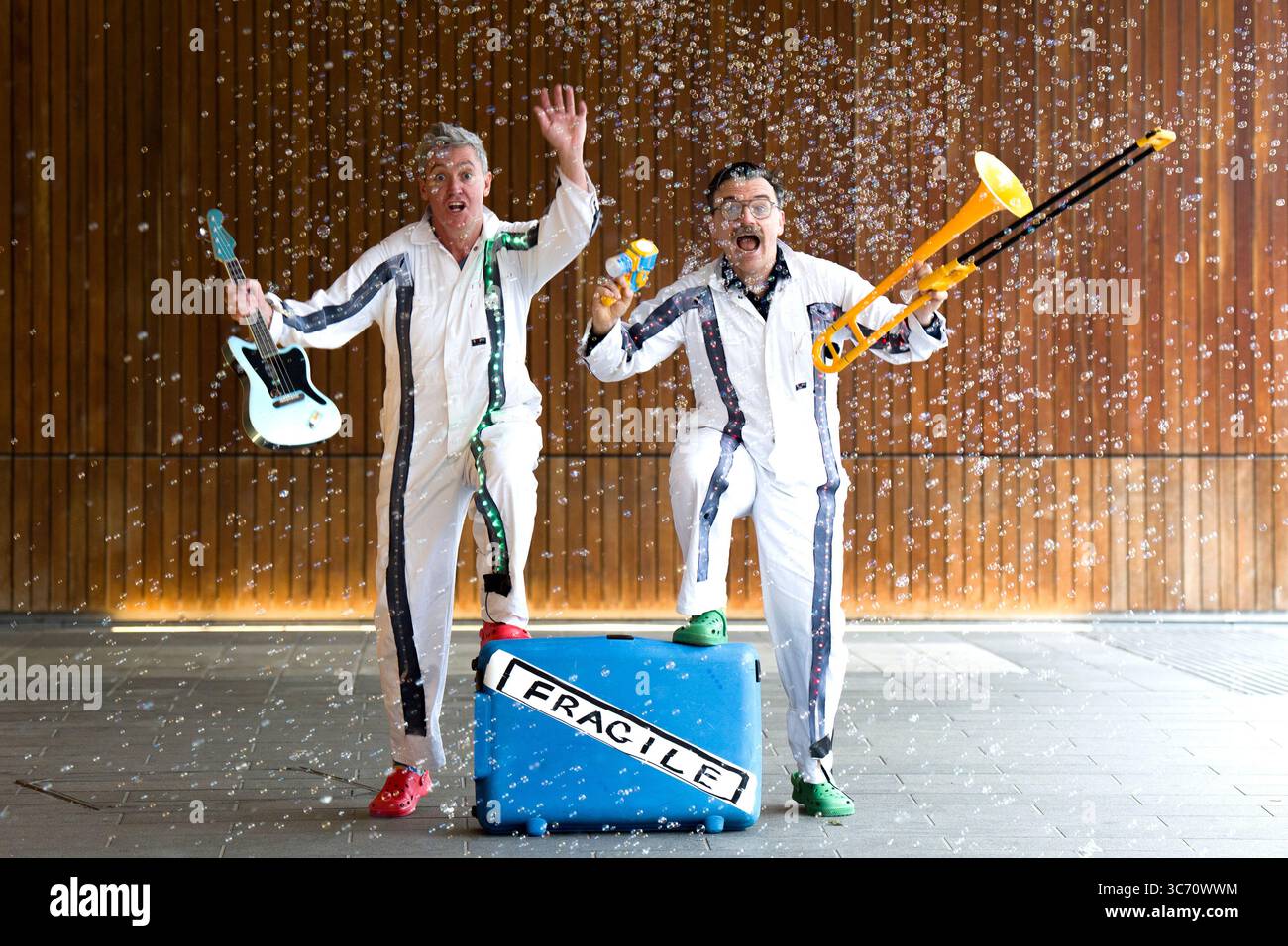 Il pluripremiato Edinburgh Fringe Show The Listies (Matt e Rich) si esibisce in parte del loro spettacolo che si terrà durante il Festival Fringe di quest'anno presso l'Assembly Studio. Il pazzo duo musicale australiano esegue un caotico mixtape di canzoni sciocche, sketch umoristici e spensierati e affari seriamente divertenti come parte del Fringe Festival di Edimburgo del 2025. Data foto: Venerdì 1 agosto 2025. Foto Stock