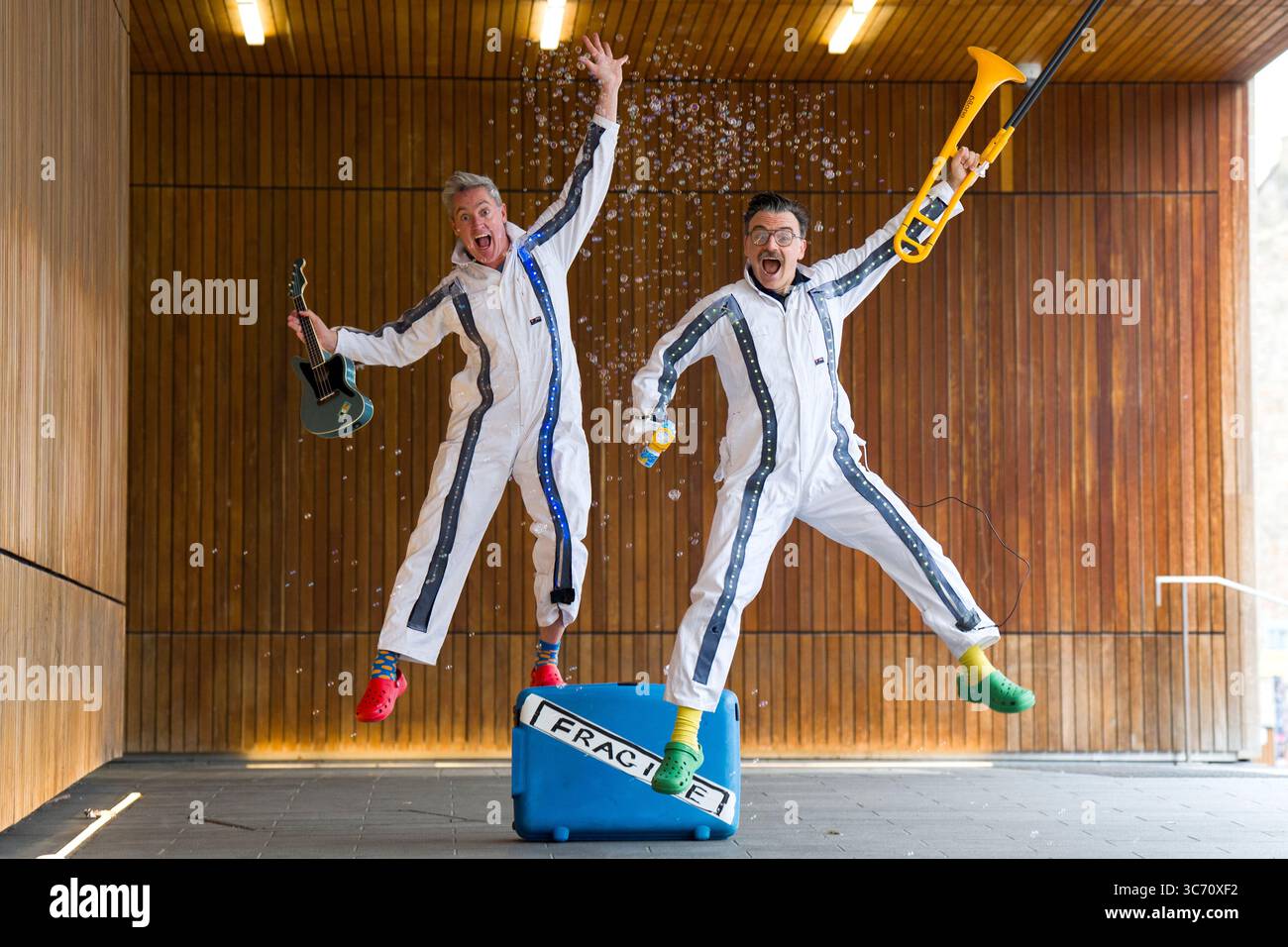 Il pluripremiato Edinburgh Fringe Show The Listies (Matt e Rich) si esibisce in parte del loro spettacolo che si terrà durante il Festival Fringe di quest'anno presso l'Assembly Studio. Il pazzo duo musicale australiano esegue un caotico mixtape di canzoni sciocche, sketch umoristici e spensierati e affari seriamente divertenti come parte del Fringe Festival di Edimburgo del 2025. Data foto: Venerdì 1 agosto 2025. Foto Stock
