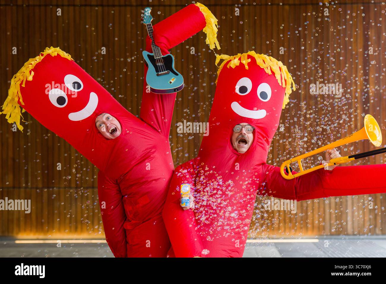 Il pluripremiato Edinburgh Fringe Show The Listies (Matt e Rich) si esibisce in parte del loro spettacolo che si terrà durante il Festival Fringe di quest'anno presso l'Assembly Studio. Il pazzo duo musicale australiano esegue un caotico mixtape di canzoni sciocche, sketch umoristici e spensierati e affari seriamente divertenti come parte del Fringe Festival di Edimburgo del 2025. Data foto: Venerdì 1 agosto 2025. Foto Stock