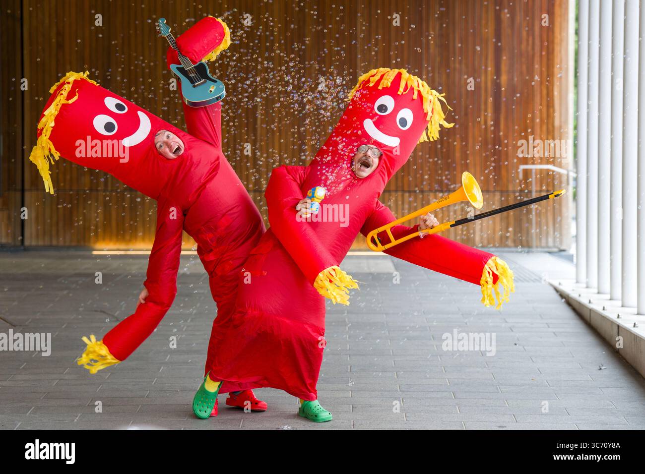 Il pluripremiato Edinburgh Fringe Show The Listies (Matt e Rich) si esibisce in parte del loro spettacolo che si terrà durante il Festival Fringe di quest'anno presso l'Assembly Studio. Il pazzo duo musicale australiano esegue un caotico mixtape di canzoni sciocche, sketch umoristici e spensierati e affari seriamente divertenti come parte del Fringe Festival di Edimburgo del 2025. Data foto: Venerdì 1 agosto 2025. Foto Stock