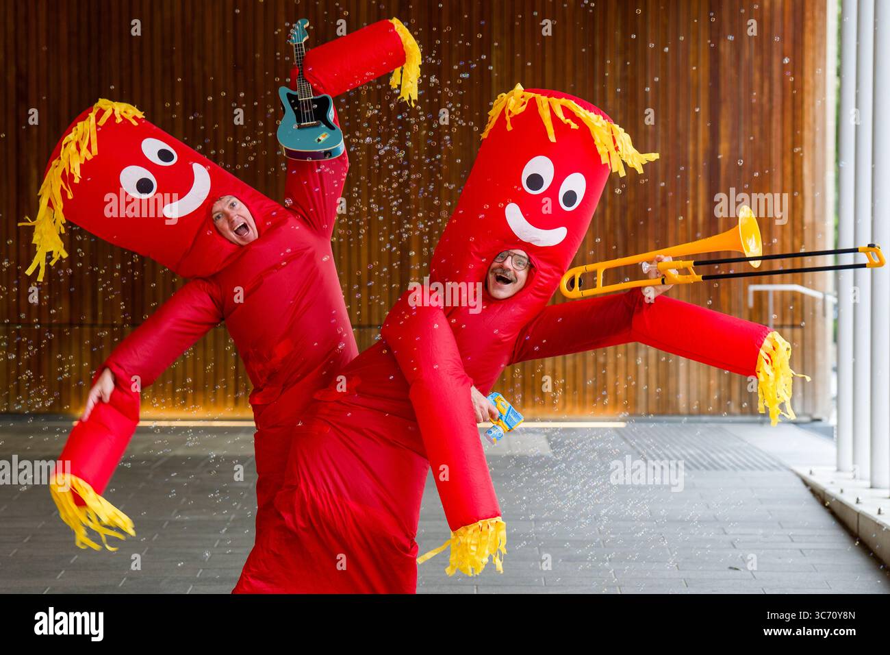 Il pluripremiato Edinburgh Fringe Show The Listies (Matt e Rich) si esibisce in parte del loro spettacolo che si terrà durante il Festival Fringe di quest'anno presso l'Assembly Studio. Il pazzo duo musicale australiano esegue un caotico mixtape di canzoni sciocche, sketch umoristici e spensierati e affari seriamente divertenti come parte del Fringe Festival di Edimburgo del 2025. Data foto: Venerdì 1 agosto 2025. Foto Stock
