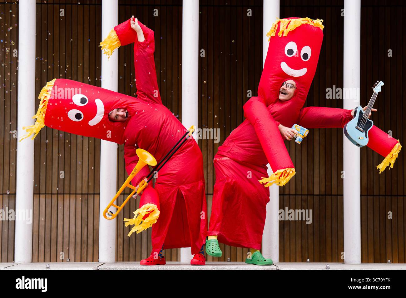 Il pluripremiato Edinburgh Fringe Show The Listies (Matt e Rich) si esibisce in parte del loro spettacolo che si terrà durante il Festival Fringe di quest'anno presso l'Assembly Studio. Il pazzo duo musicale australiano esegue un caotico mixtape di canzoni sciocche, sketch umoristici e spensierati e affari seriamente divertenti come parte del Fringe Festival di Edimburgo del 2025. Data foto: Venerdì 1 agosto 2025. Foto Stock