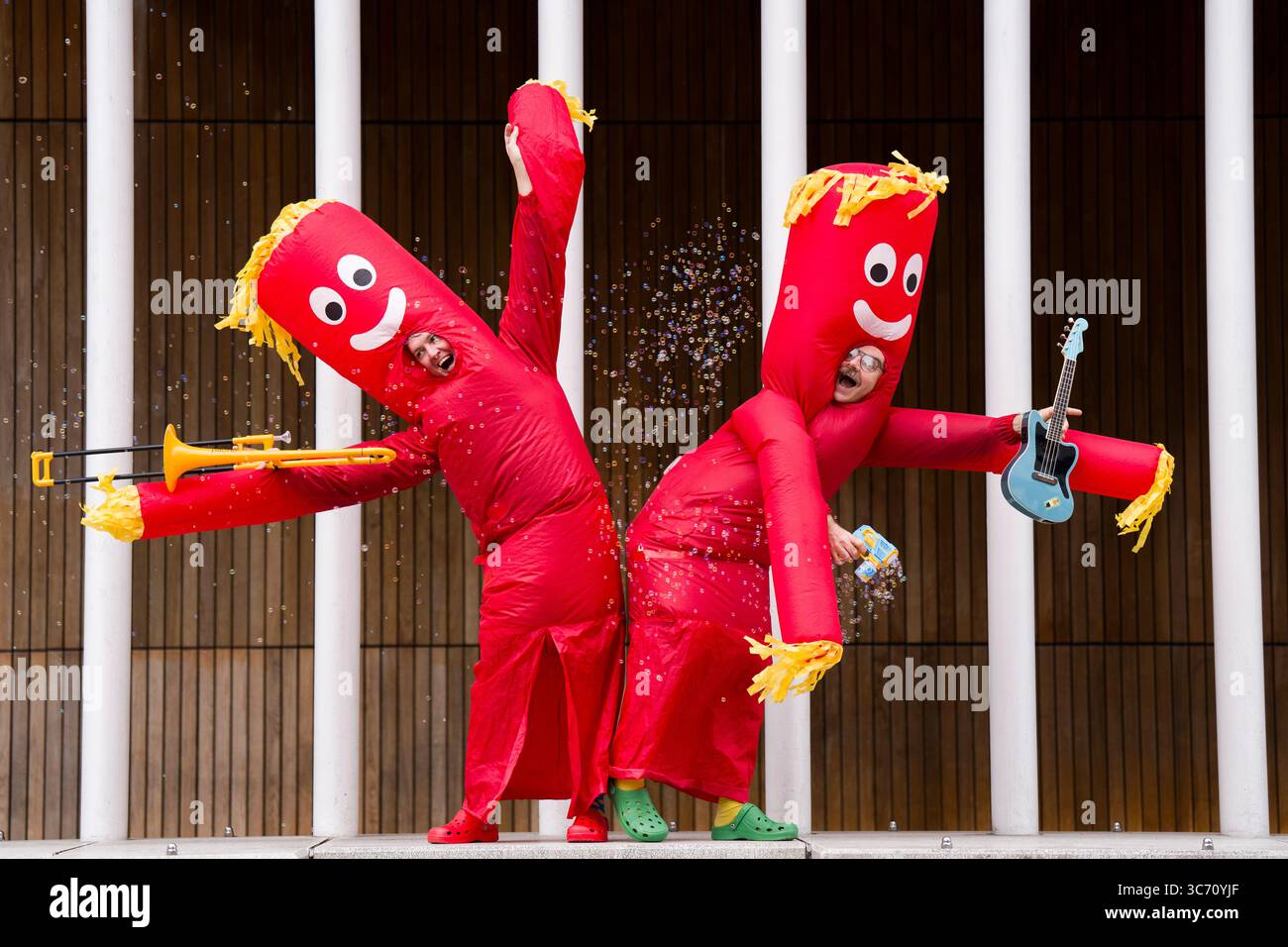 Il pluripremiato Edinburgh Fringe Show The Listies (Matt e Rich) si esibisce in parte del loro spettacolo che si terrà durante il Festival Fringe di quest'anno presso l'Assembly Studio. Il pazzo duo musicale australiano esegue un caotico mixtape di canzoni sciocche, sketch umoristici e spensierati e affari seriamente divertenti come parte del Fringe Festival di Edimburgo del 2025. Data foto: Venerdì 1 agosto 2025. Foto Stock