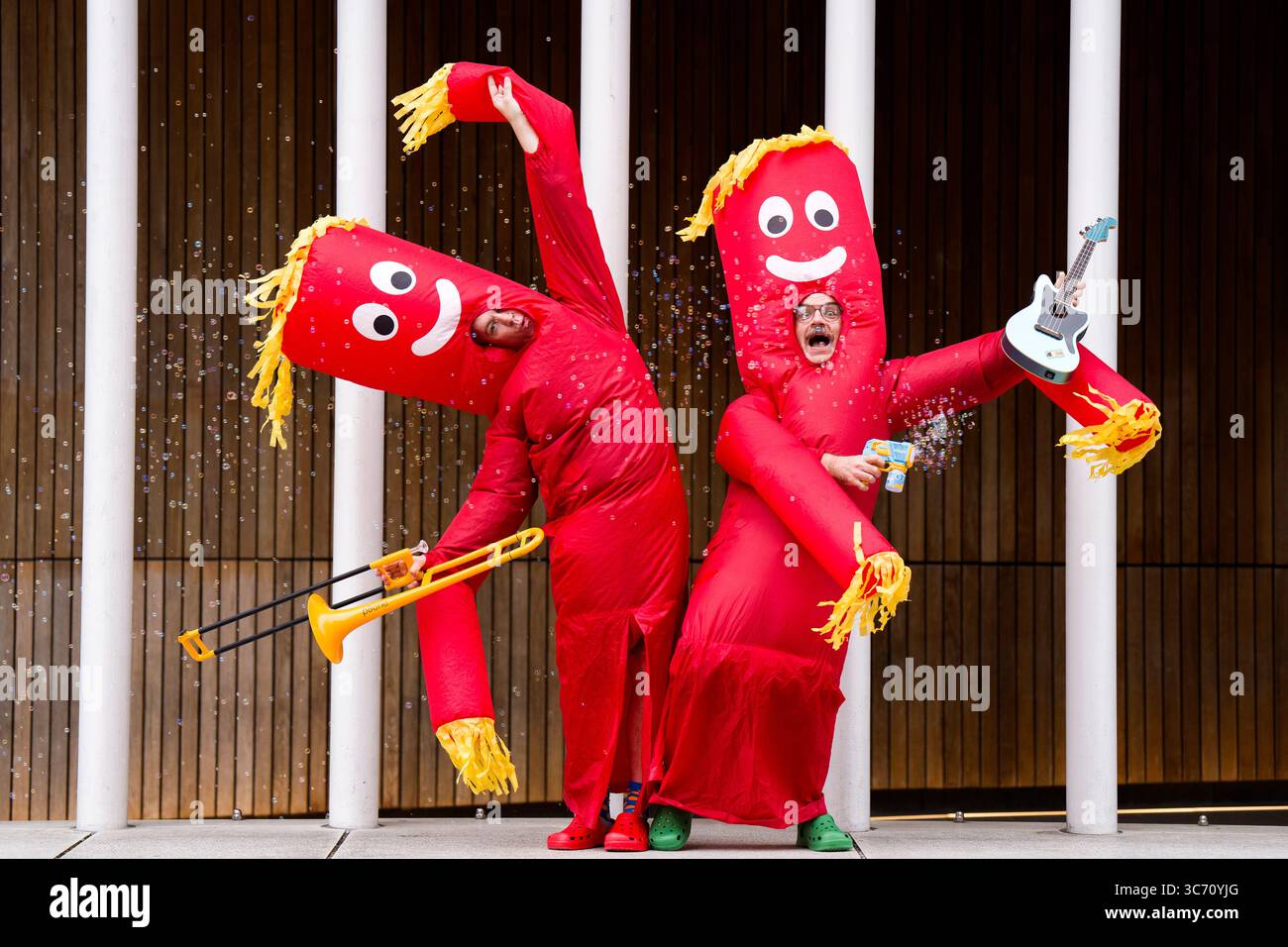 Il pluripremiato Edinburgh Fringe Show The Listies (Matt e Rich) si esibisce in parte del loro spettacolo che si terrà durante il Festival Fringe di quest'anno presso l'Assembly Studio. Il pazzo duo musicale australiano esegue un caotico mixtape di canzoni sciocche, sketch umoristici e spensierati e affari seriamente divertenti come parte del Fringe Festival di Edimburgo del 2025. Data foto: Venerdì 1 agosto 2025. Foto Stock