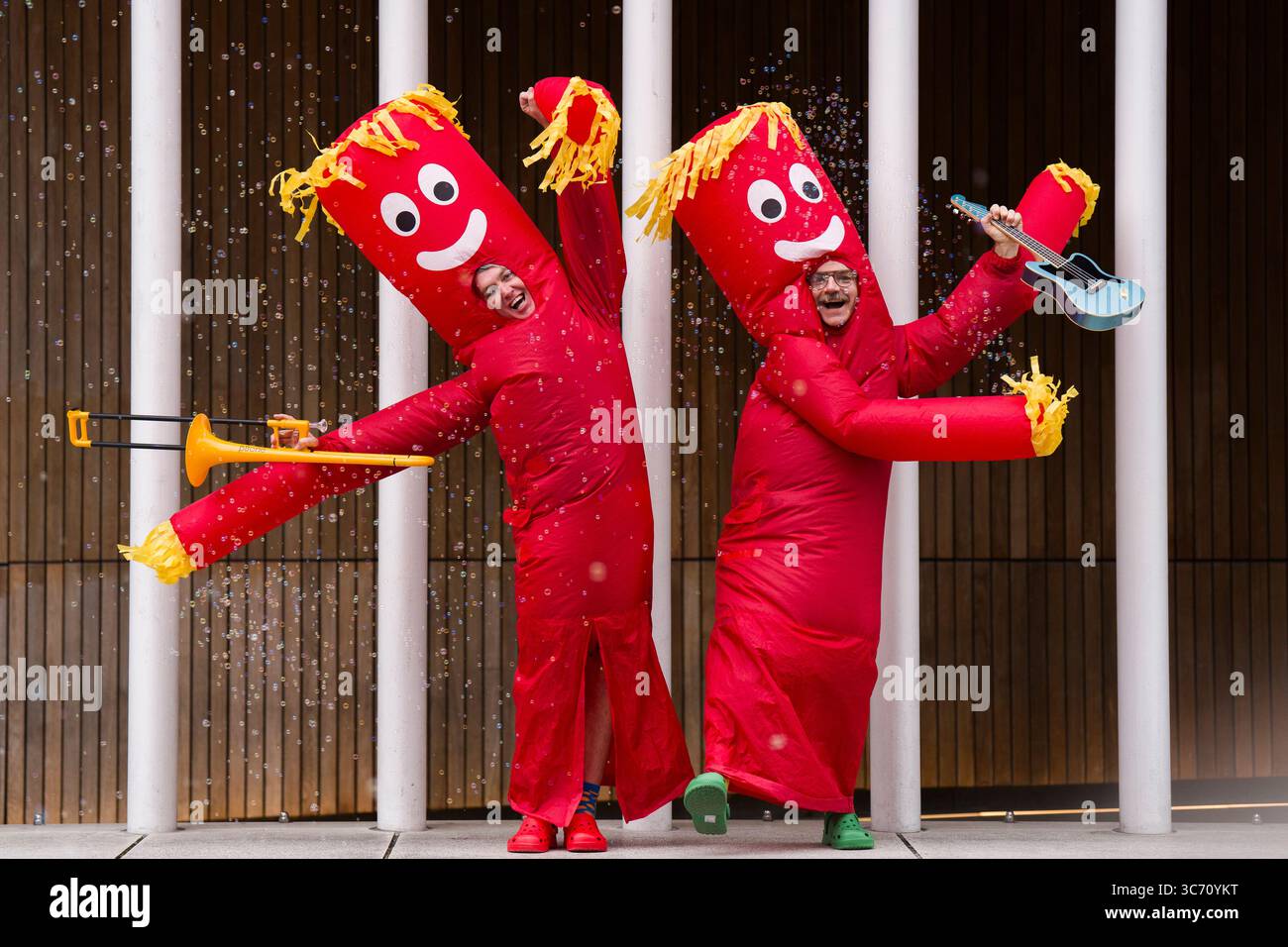 Il pluripremiato Edinburgh Fringe Show The Listies (Matt e Rich) si esibisce in parte del loro spettacolo che si terrà durante il Festival Fringe di quest'anno presso l'Assembly Studio. Il pazzo duo musicale australiano esegue un caotico mixtape di canzoni sciocche, sketch umoristici e spensierati e affari seriamente divertenti come parte del Fringe Festival di Edimburgo del 2025. Data foto: Venerdì 1 agosto 2025. Foto Stock