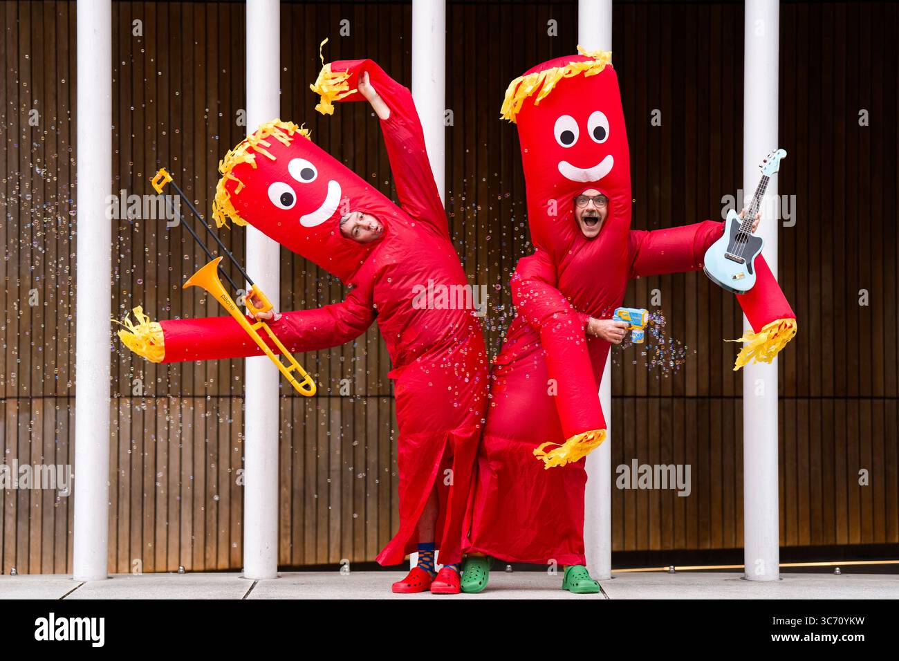 Il pluripremiato Edinburgh Fringe Show The Listies (Matt e Rich) si esibisce in parte del loro spettacolo che si terrà durante il Festival Fringe di quest'anno presso l'Assembly Studio. Il pazzo duo musicale australiano esegue un caotico mixtape di canzoni sciocche, sketch umoristici e spensierati e affari seriamente divertenti come parte del Fringe Festival di Edimburgo del 2025. Data foto: Venerdì 1 agosto 2025. Foto Stock