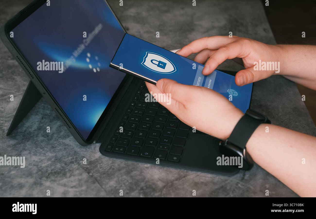Donna che utilizza un computer portatile per accedere e attendere l'autenticazione dello scanner sullo smartphone. Concetto di sicurezza informatica. Protezione dei dati e Internet protetto. Foto Stock