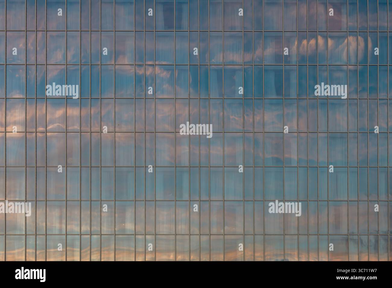 Riflessi di nuvole in un hotel nel centro di Atlanta, Georgia Foto Stock