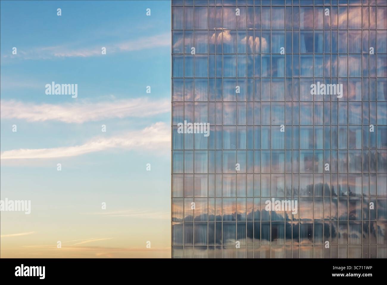 Riflessi di nuvole in un hotel nel centro di Atlanta, Georgia Foto Stock