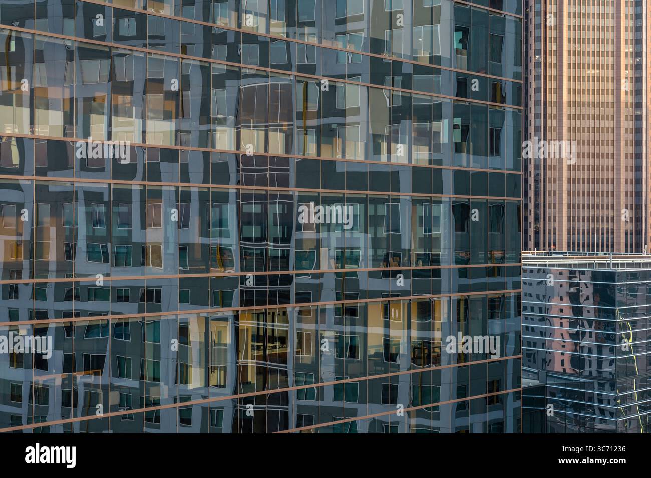 Riflessi finestra in un grattacielo a Midtown Atlanta, Georgia Foto Stock