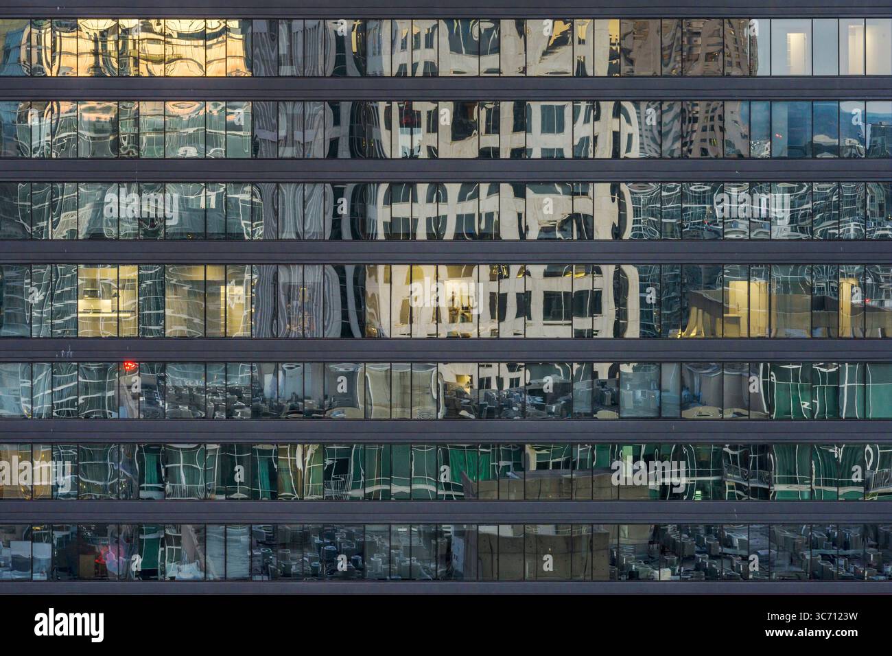 Riflessi sulla finestra in un edificio per uffici a Midtwon Atlanta, Geo Foto Stock