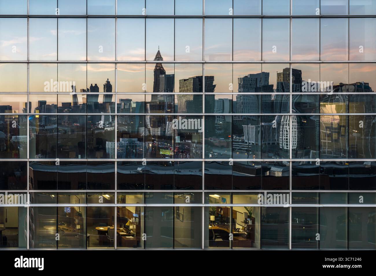 Riflessi sulla finestra in un edificio per uffici a Midtwon Atlanta, Geo Foto Stock