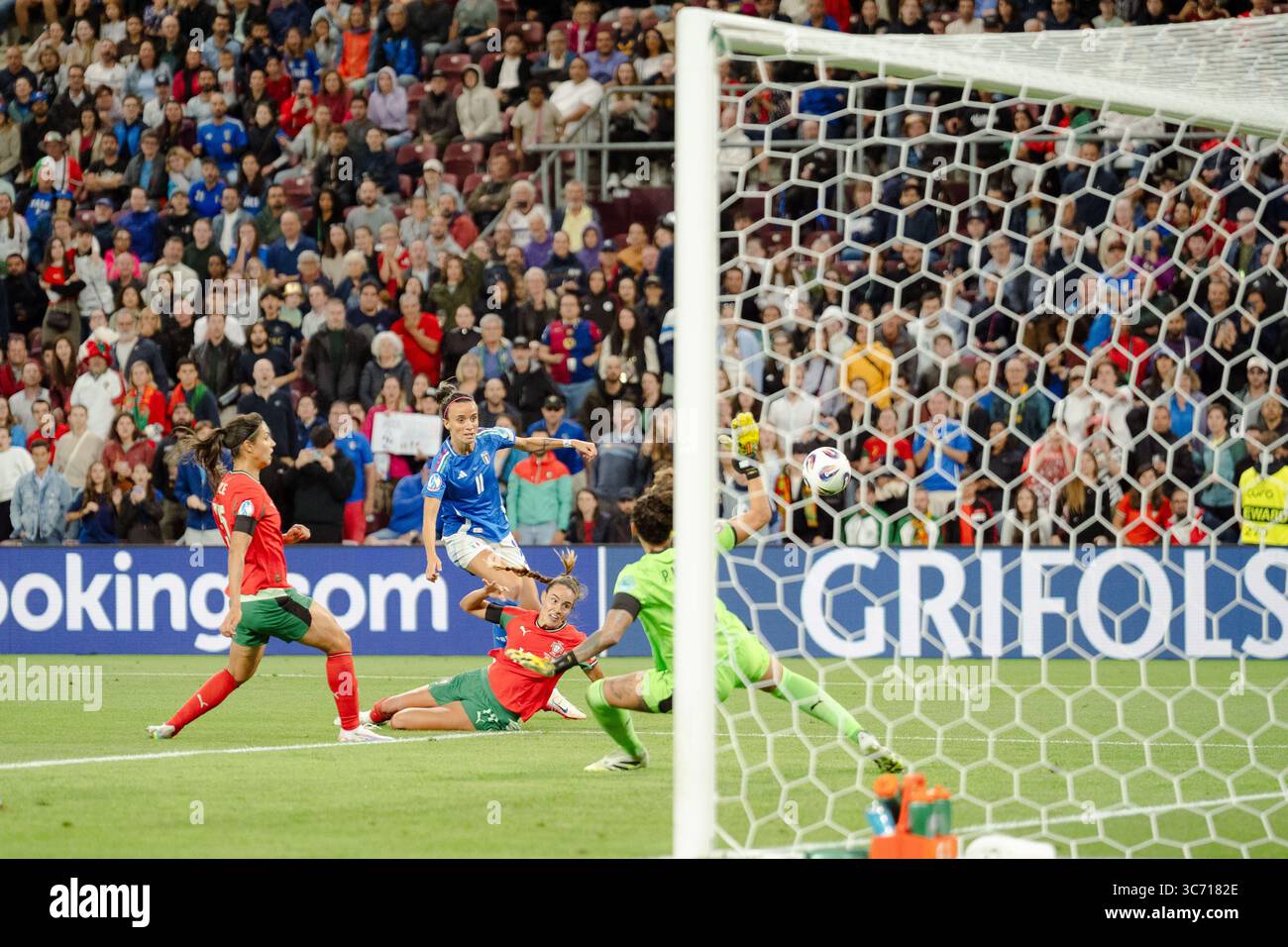 Ginevra, Svizzera. 7 luglio 2025. Ginevra, 7 luglio 2025 Italys Barbara Bonansea tentando un gol nel tempo aggiunto durante la partita di calcio euro femminile tra Portogallo e Italia a Ginevra, Svizzera. (Simon Bosch/liveit.ch/SPP/Simon boschi) (Simon boschi/SPP) credito: SPP Sport Press Photo. /Alamy Live News Foto Stock