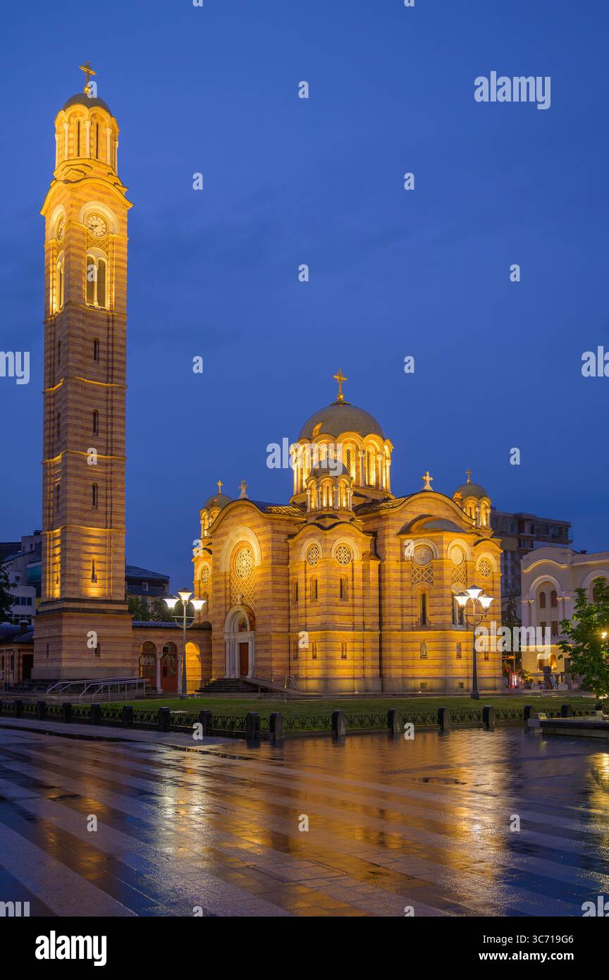 La cattedrale di Cristo Salvatore si erge splendidamente illuminata al tramonto, mostrando un'architettura sorprendente. Foto Stock