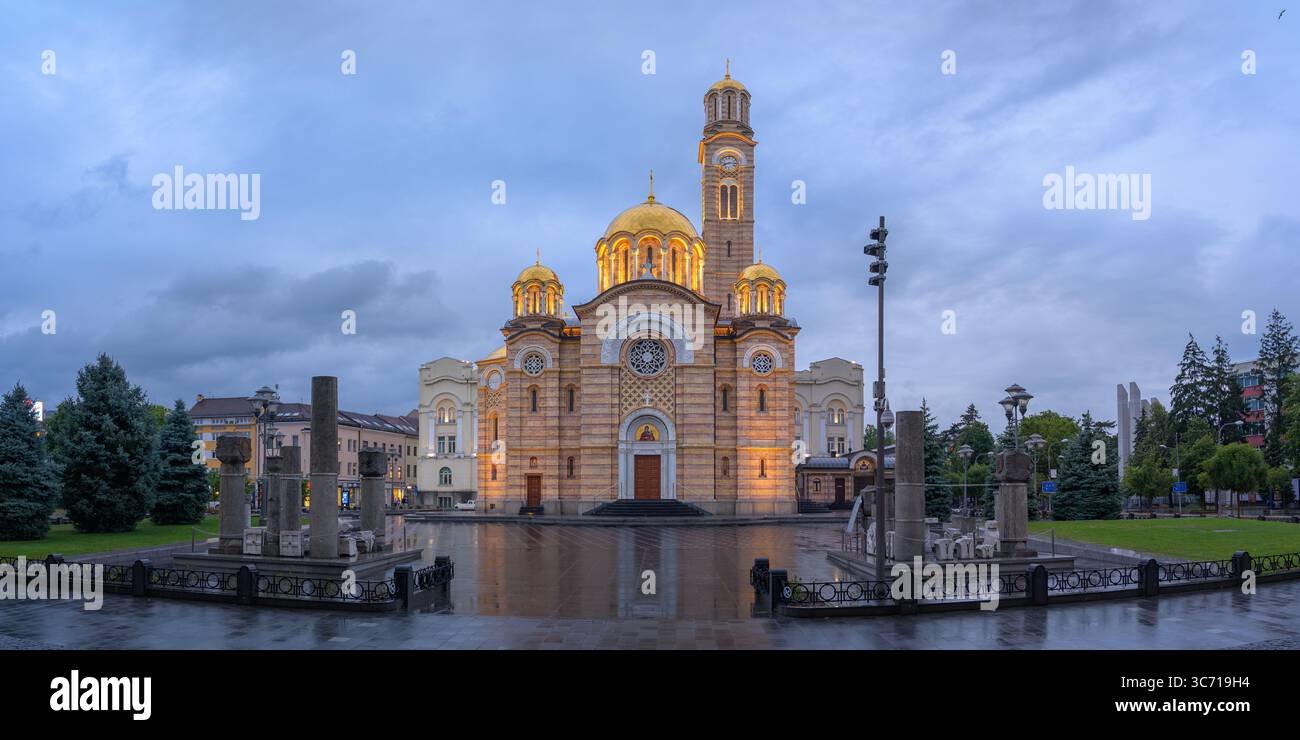 La splendida cattedrale risplende di luci calde durante il crepuscolo nell'atmosfera vibrante di Banja Luka. Foto Stock