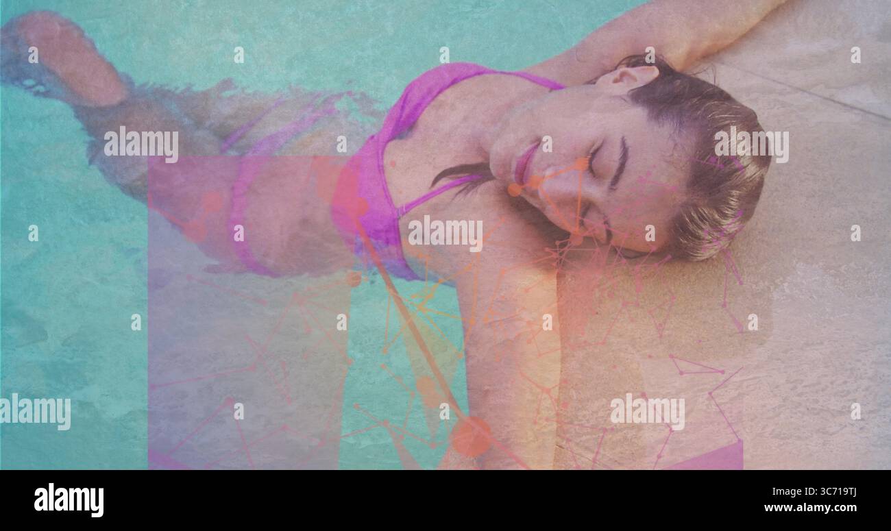 Donna sdraiata che indossa un bikini rosa immergendosi nell'acqua turchese della piscina sul ponte di pietra Foto Stock