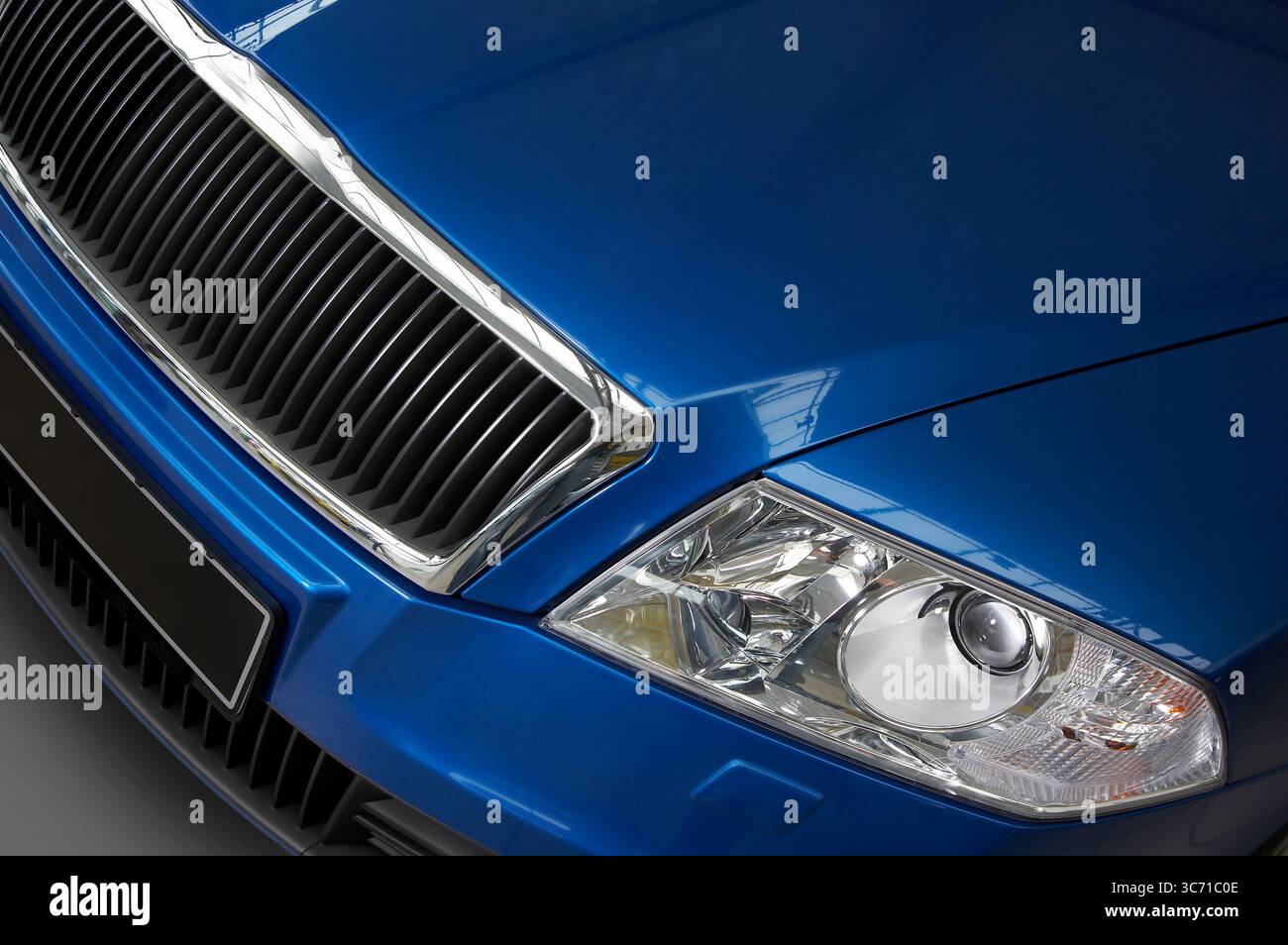 faro per auto e griglia del radiatore su un'auto blu scuro Foto Stock