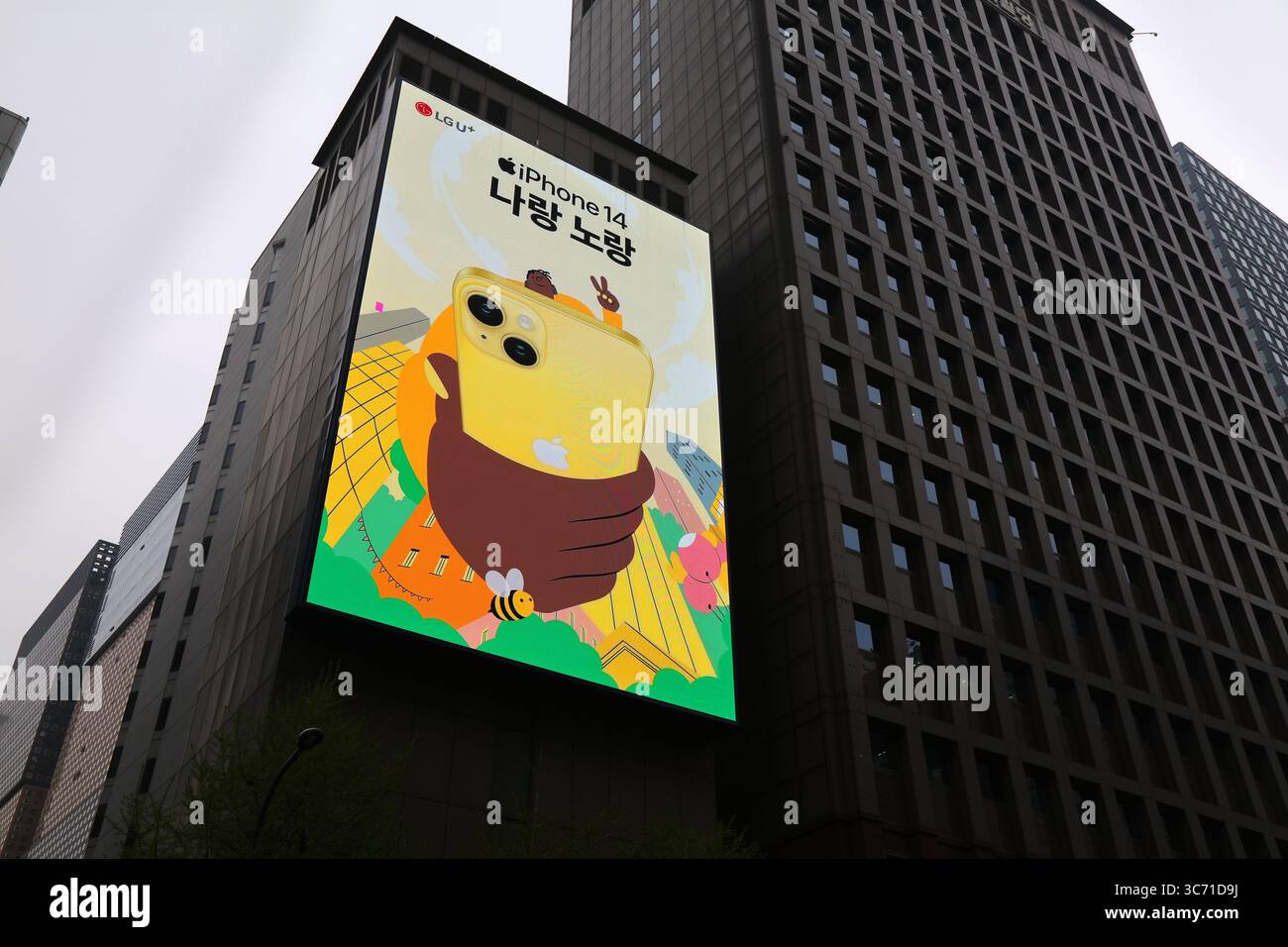 SEUL, COREA DEL SUD - 6 APRILE 2023: LG UPlus operatore mobile e Apple iPhone 14 grande schermo pubblicità nel centro di Seoul. Foto Stock