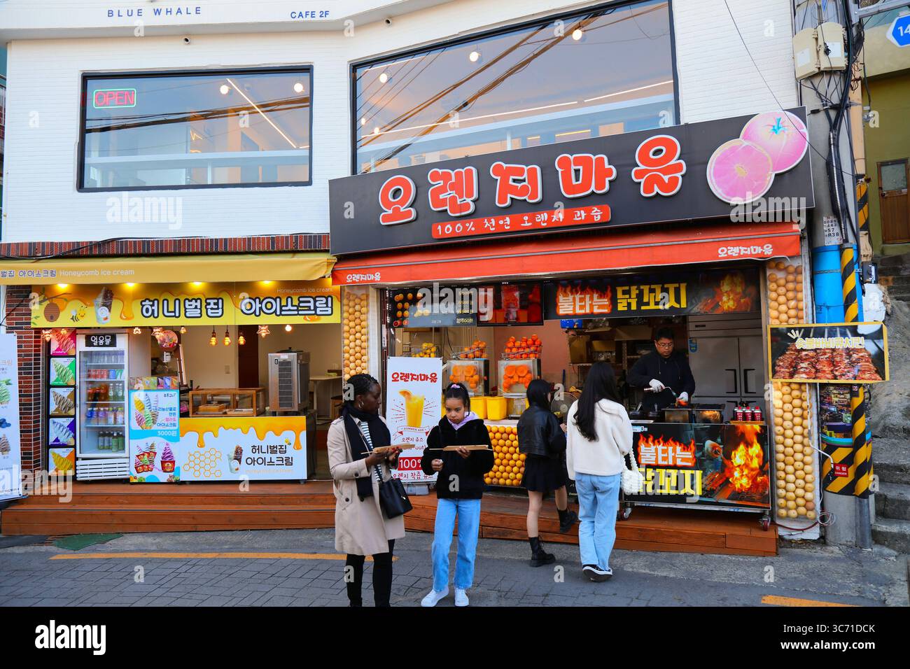 BUSAN, COREA DEL SUD - 27 MARZO 2023: Le persone visitano i luoghi dello Street food nel quartiere Gamcheon nella città di Busan, Corea del Sud. Foto Stock