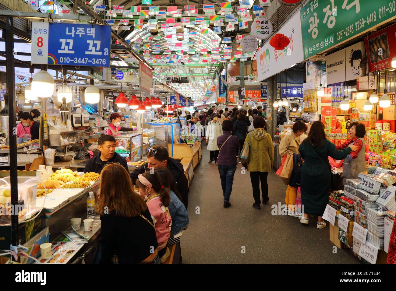 SEOUL, COREA DEL SUD - 7 APRILE 2023: La gente visita il mercato di Gwangjang nel quartiere Jongno di Seoul, Corea del Sud. Foto Stock