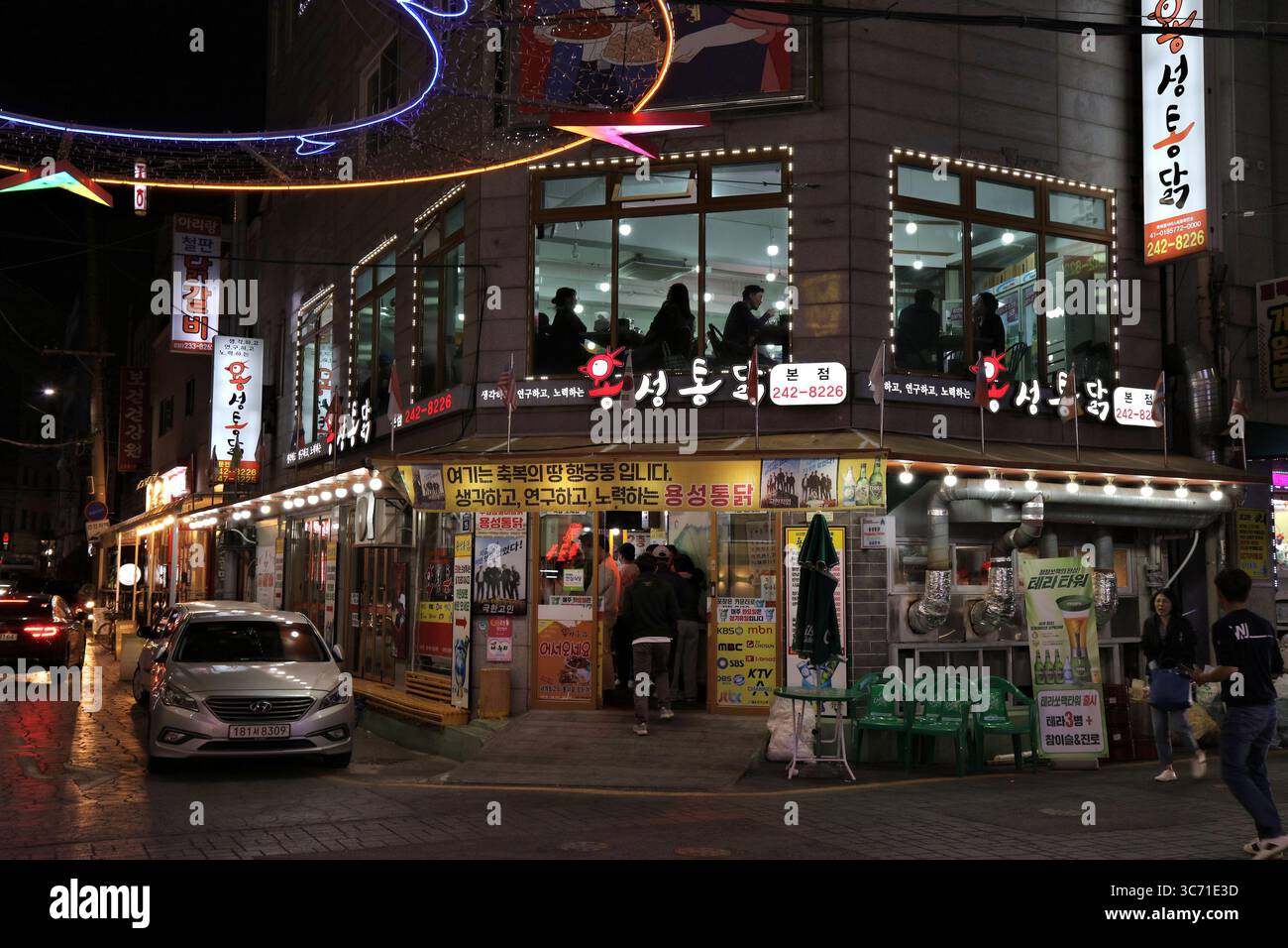 SUWON, COREA DEL SUD - 8 APRILE 2023: Ristorante Yongsung Fried Chicken a Suwon. Suwon Chicken Street è famosa per i suoi ristoranti di pollo fritto. Foto Stock