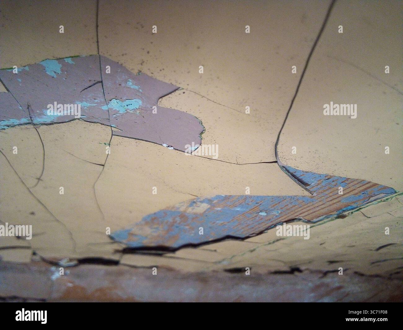 Vecchia vernice con incrinature sul muro. Sfondo per la progettazione Foto Stock
