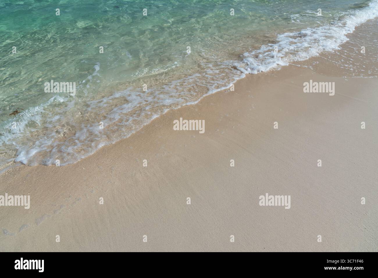 Mare color turchese e spiaggia di sabbia a Semporna, Sabah Borneo, Malesia Foto Stock