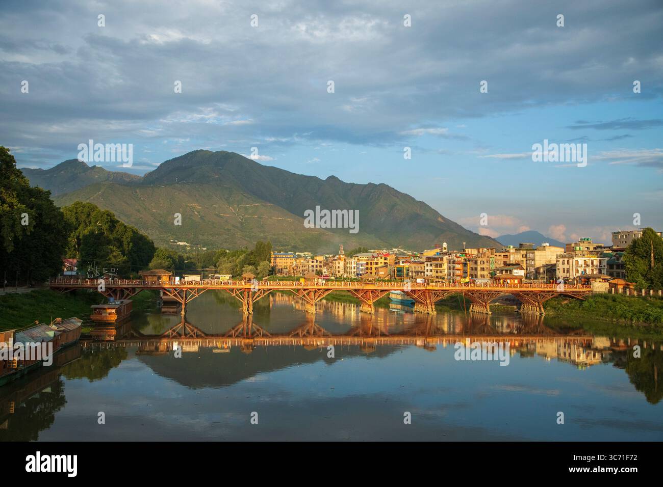 Srinagar, India. 1 agosto 2025. Vista generale del fiume Jhelum in una calda giornata estiva nella capitale estiva. (Foto di Faisal Bashir/SOPA Images/Sipa USA) credito: SIPA USA/Alamy Live News Foto Stock