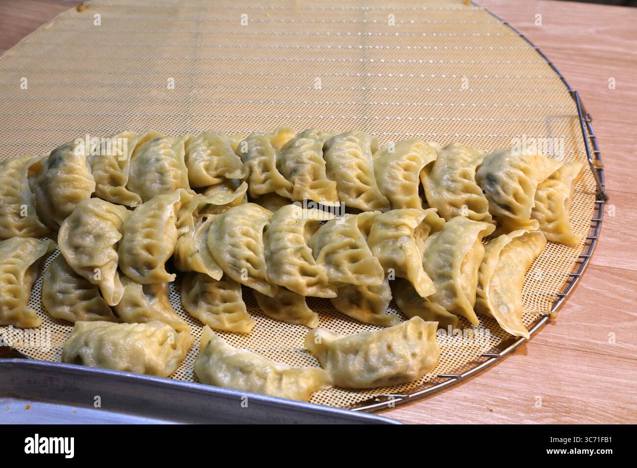 Gyoza gyoza cibo di strada nel quartiere Myeongdong di Seoul, Corea del Sud. Cibo coreano. Foto Stock